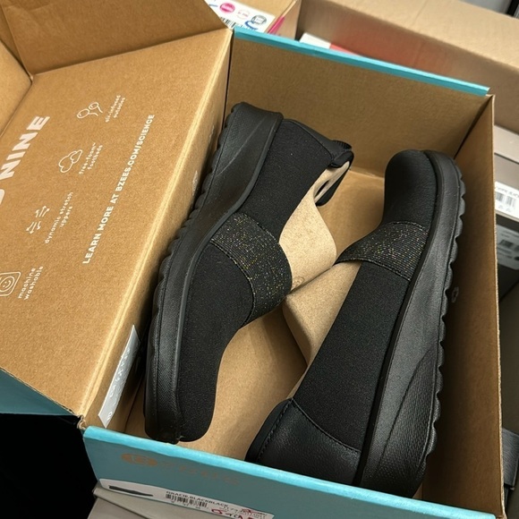 Bzees Gracie Women's Washable Slip-ons - Picture 2 of 9